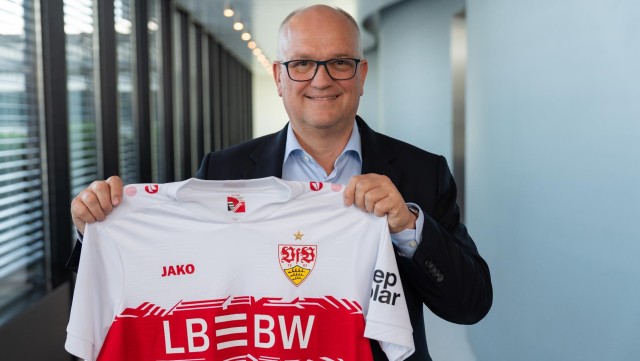 LBBW CEO Rainer Neske präsentiert das neue VfB Stuttgart Heimtrikot der Saison 2025/2026