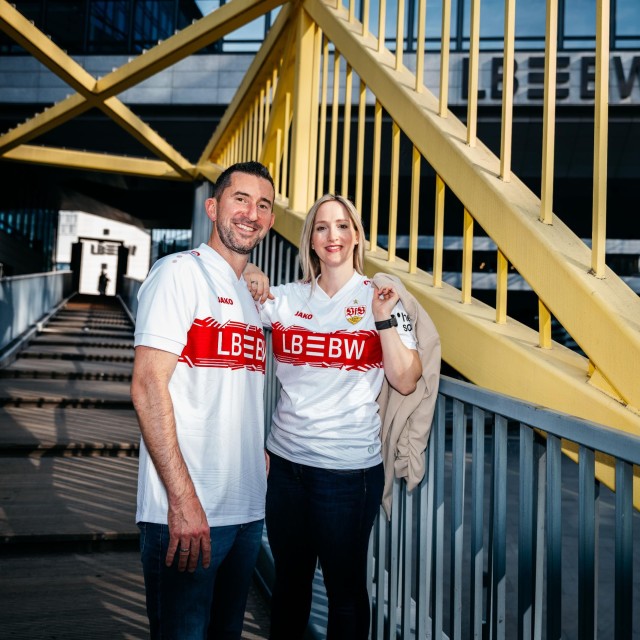 LBBW Mitarbeiter tragen das neue VfB Stuttgart Heimtrikot der Saison 2025/2026