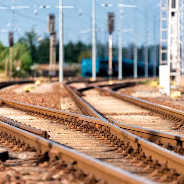 Gleise und Zugschienen die in verschiedene Richtungen führen