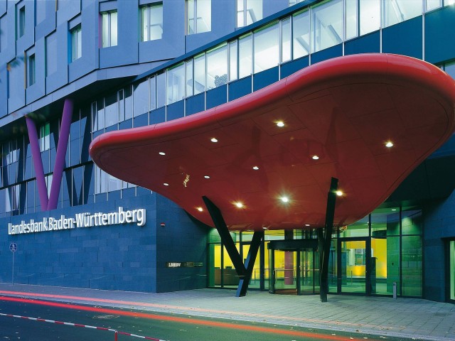 Blick auf den Eingang des LBBW-Hauptsitzes Karlsruhe