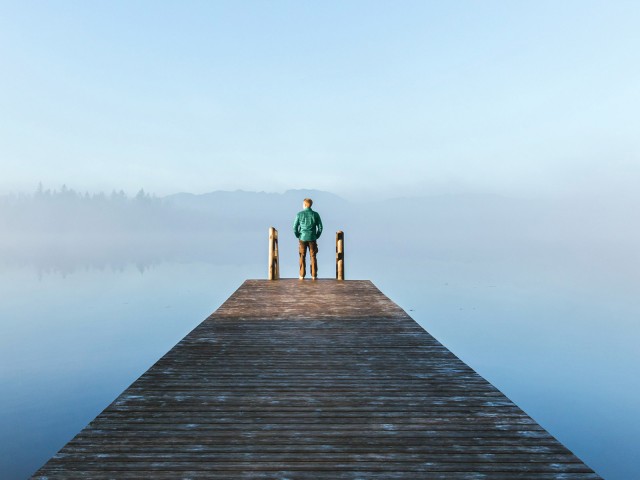 Mann auf Steg Ausblick See