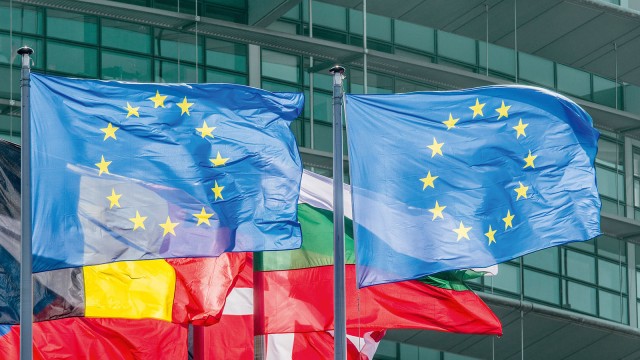 Zwei wehende Europaflaggen
