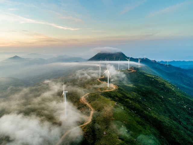 Windräder auf Berg in der Natur