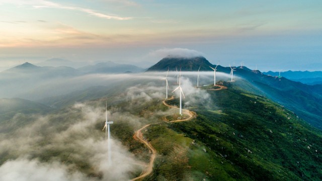 Windräder auf Berg in der Natur