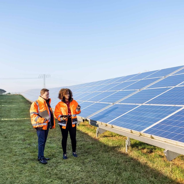 Two construction worker in front of a photovoltaic system