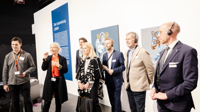 Menschen bei der Kunstaustellung Sonderschau auf der Art Cologne