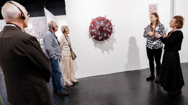 Sonderschau auf der Art Cologne Zuschauer in einer Messehalle