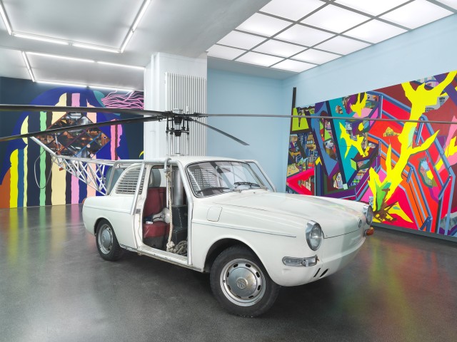 Ein kunstvoll gestaltetes Auto in einer Ausstellung