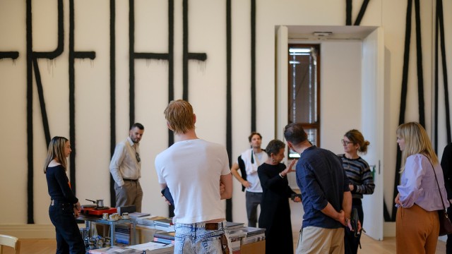 Menschen auf Ausstellung Retrospektive Rikrit Tiravanija im Gropius Bau Berlin   