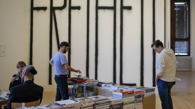 Visitors to the exhibition Retrospective Rikrit Tiravanija at the Gropius Bau Berlin