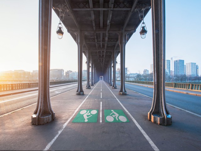 Moderner Fahrradweg mit Perspektive in Paris
