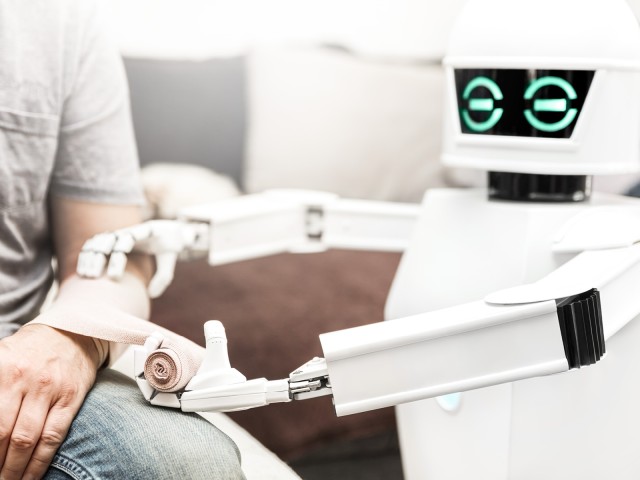 Ein Assistenz Medizin Serviceroboter verarztet den Arm eines Mannes