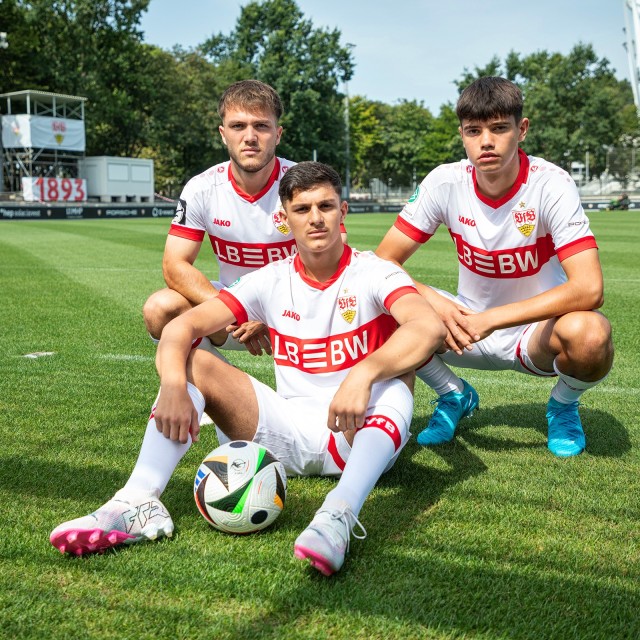 Drei junge Nachwuchs Fußballer des VfB Stuttgart mit LBBW Brustring auf dem Trikot