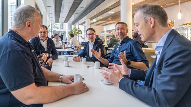 Mehrere Person im Gespräch beim Kaffee. 