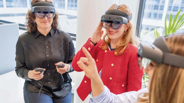 3 Frauen tragen eine VR-Brille