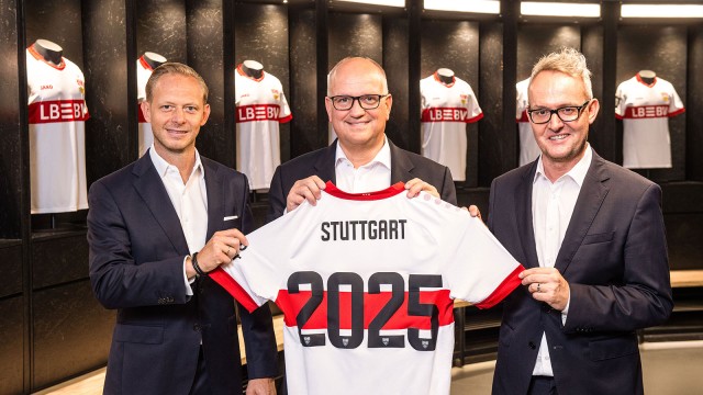 Rouven Kasper, Rainer Neske und Alexander Wehrle halten gemeinsam ein VfB Stuttgart Trikot