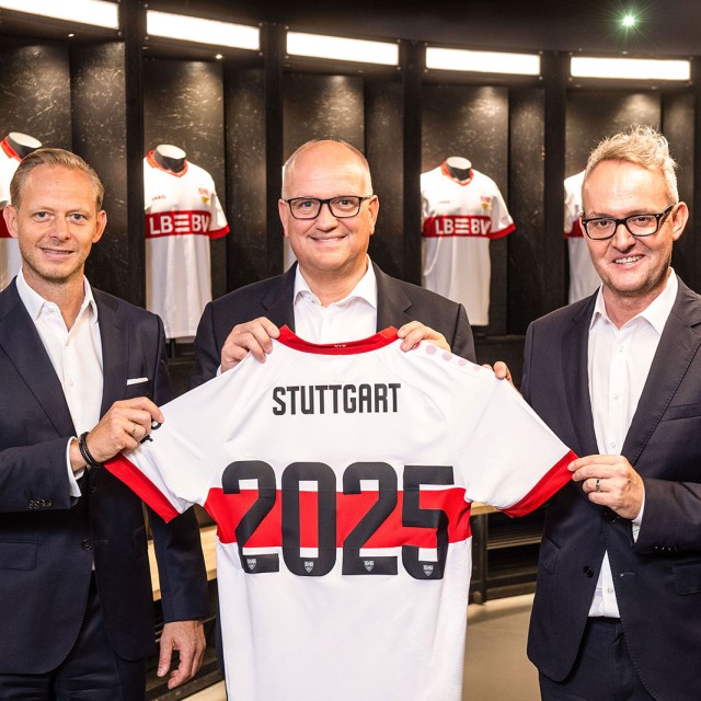 Rouven Kasper, Rainer Neske und Alexander Wehrle halten gemeinsam ein VfB Stuttgart Trikot