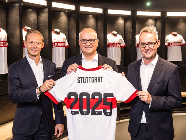 Rouven Kasper, Rainer Neske und Alexander Wehrle halten gemeinsam ein VfB Stuttgart Trikot