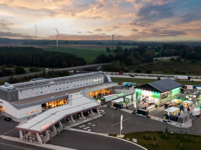 Autobahnraststätte von BREAK / BREAK highway service station