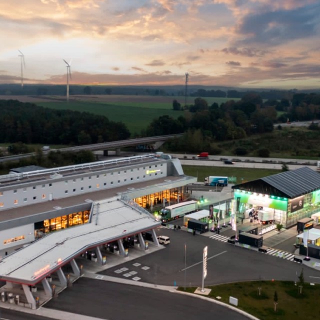 Autobahnraststätte von BREAK / BREAK highway service station