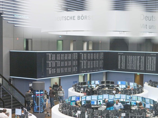 Blick auf geschäftiges Treiben einer Börse