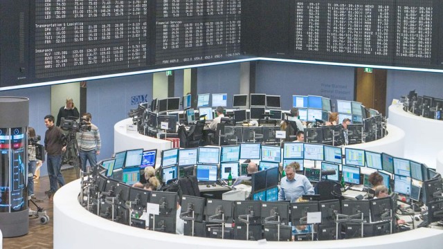 Blick auf geschäftiges Treiben einer Börse