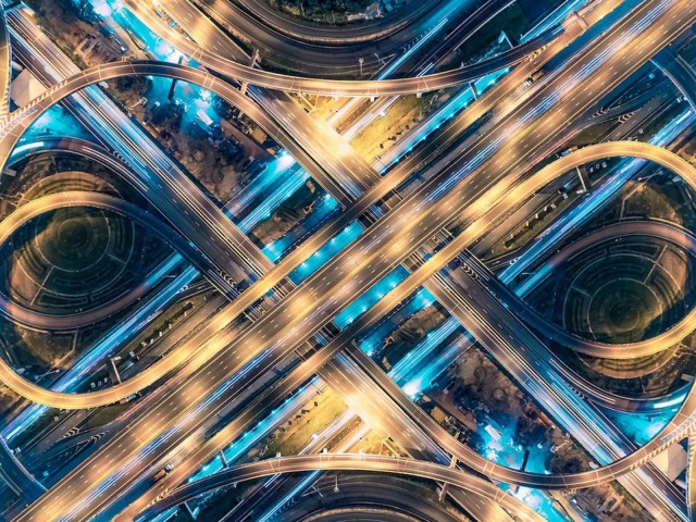 Blick von oben auf labyrinthartiges Straßengewirr 