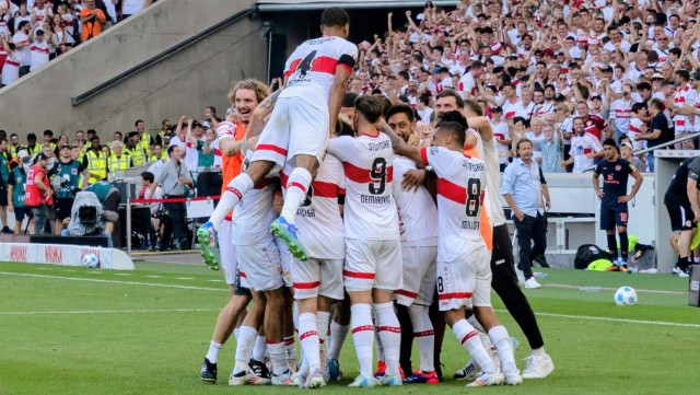 Jubelnde Fußballspieler des VfB Stuttgart im Stadion des VfB Stuttgart