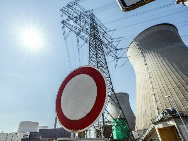 Ein Stoppschild vor einem Atomkraftwerk