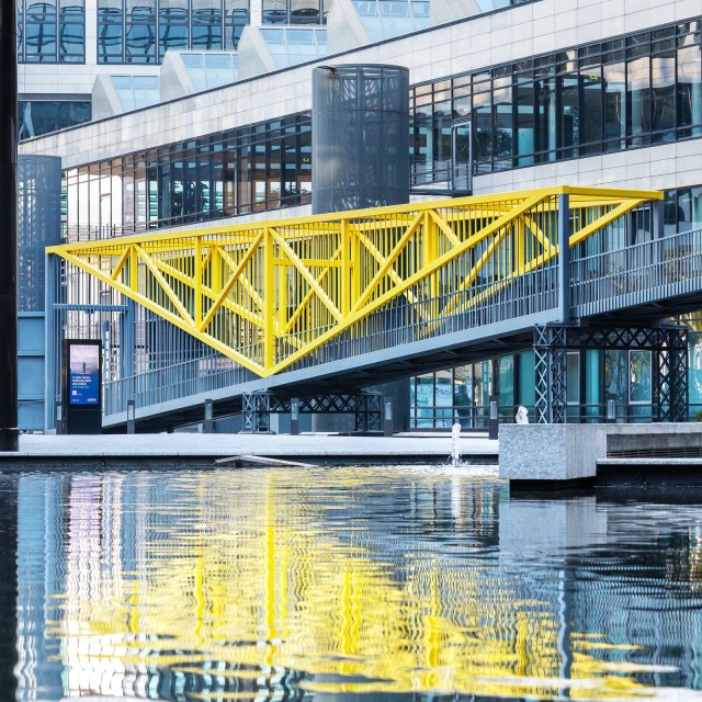 Gelbe Brücke LBBW Campus mit Teich