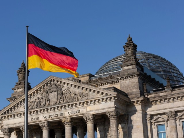 Deutschland Reichstag mit Flagge