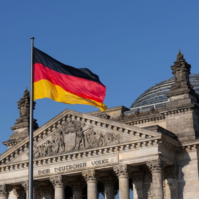 Deutschland Reichstag mit Flagge