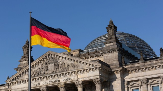 Deutschland Reichstag mit Flagge