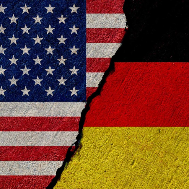 USA und Deutschland Flagge Riss