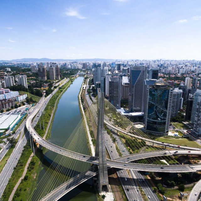 Ein Fluss mit einer Brücke in einer großen Stadt