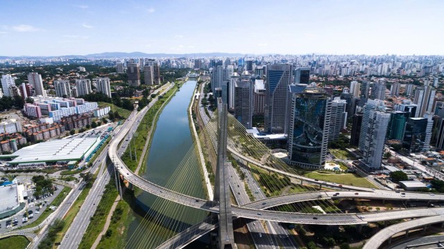 Ein Fluss mit einer Brücke in einer großen Stadt