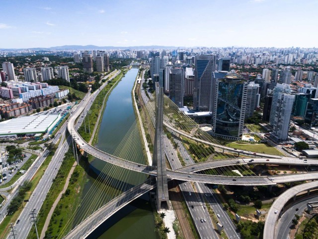 Ein Fluss mit einer Brücke in einer großen Stadt