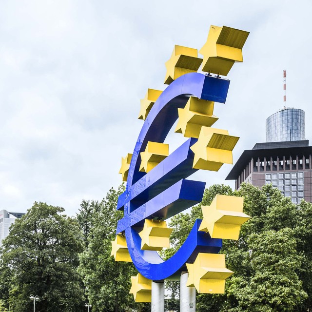 Eine Euro Statue mit gelben Sternen angelehnt an die EU Flagge