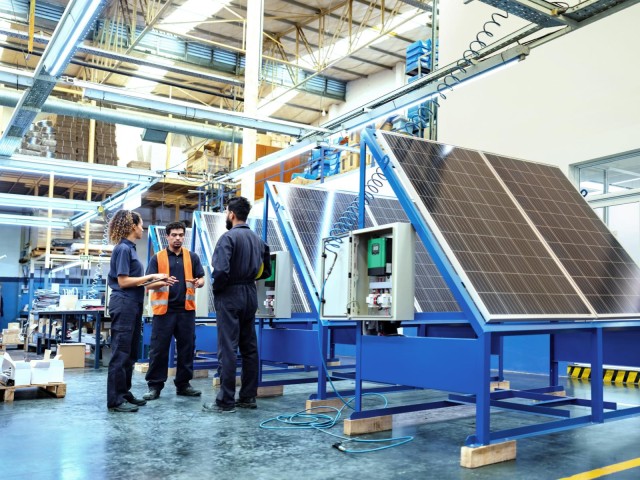 Arbeiter in einer Fabrik für Solarmodule