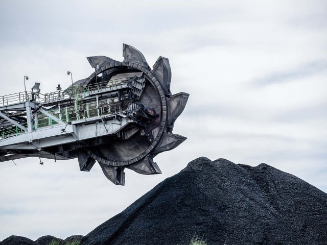 Kohlehaufen mit Kohlelader 