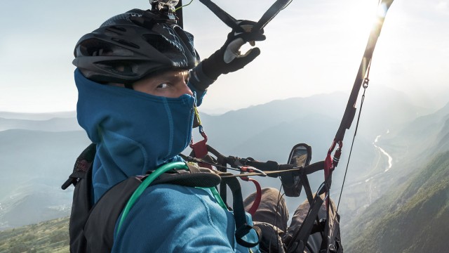 Paraglider vor Bergpanorama 