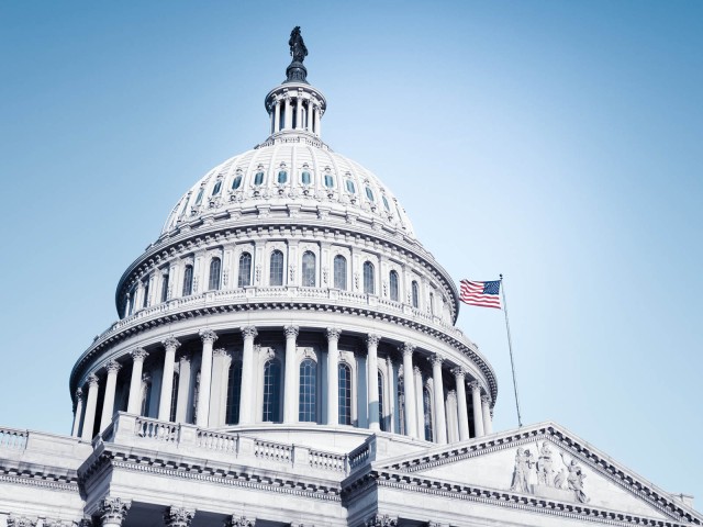 Das Kapitol in Washington mit amerikanischer Flagge